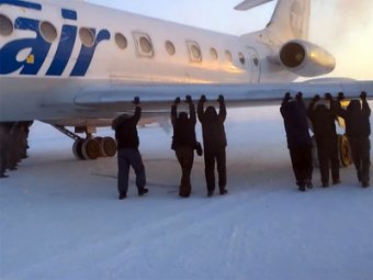 В Красноярском крае пассажиры толкали примёрзший к площадке ТУ-134