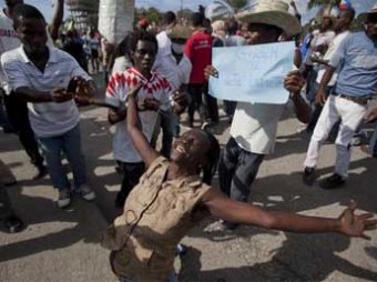 На Гаити тысячи участников массовых протестов просят помощи у Путина