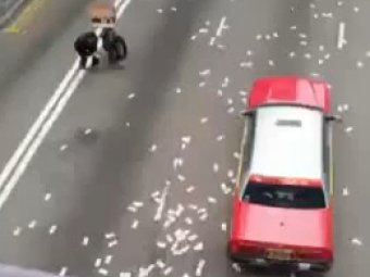 В Гонконге очевидцы ДТП с инкассаторским фургоном собрали ,9 миллиона на дороге