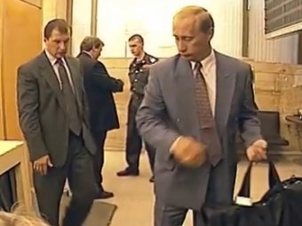 В Сети появился ролик 1996 года, где Путин и Сечин переезжают в Москву