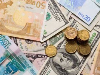 На фоне падения цен на нефть доллар превысил 54 рубля, евро – 67
