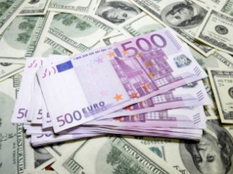 Биржевой курс доллара и евро упал ниже 69 и 86 рублей