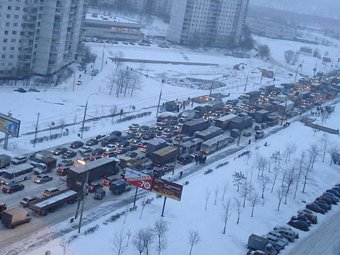 На дорогах Москвы из-за снегопада образовались 10-балльные пробки