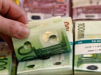 "Черный понедельник" в России: доллар взлетел до 53 рублей, евро – выше 66