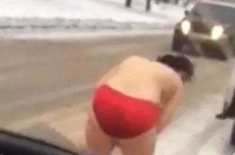 Девушку, бегающую в Москве по дороге голышом, задержали полицейские