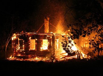 При пожаре в частном доме в Тюменской области погибли четверо детей