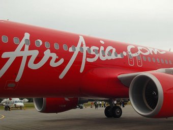 В месте пропажи лайнера AirAsia замечен дым и обнаружен предмет, похожий на трап