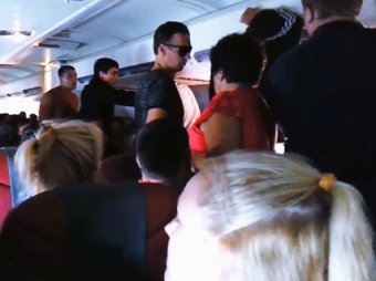 Российские туристы подрались на борту самолёта, летевшего из Гоа