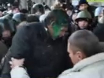 В Харькове радикалы бросили в мусорный бак местного депутата