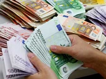 Ряд банков в России начал продавать евро по 100 рублей