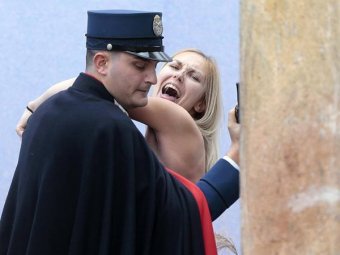 Голая активистка Femen бегала в Ватикане с куклой Христа