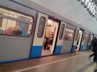 СМИ: в московском метро погиб "зацепер", катавшийся между вагонами