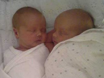 В Австралии женщина во время родов сама вытащила из своего живота двух детей