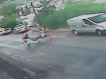 В Турции мужчина спас коляску с ребенком от падения в пропасть