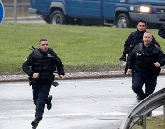 Два человека убиты при захвате заложников на востоке Парижа (фото, видео)
