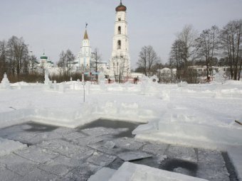 Православные верующие отмечают Крещение Господне 2015