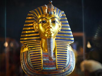 В Египте рабочие испортили маску Тутанхамона