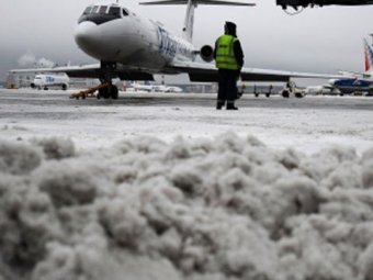 Из-за снегопада в аэропортах Москвы задерживаются десятки рейсов