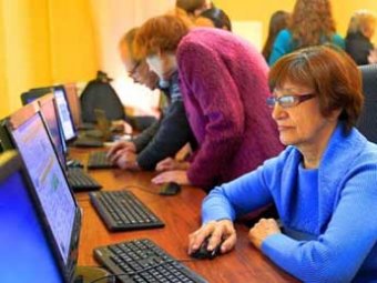 Медведев утвердил программу обучения пенсионеров компьютерной грамотности