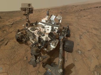 Астрономы увидели тень гуманоида в скафандре рядом с марсоходом Curiosity