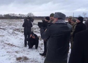 В сети появилось видео, как Порошенко стреляет из автомата