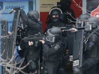 В Париже неизвестный захватил заложников на почте, но сдался полиции