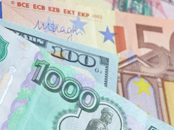 Официальный курс евро упал почти на 4 рубля, доллар – на 2