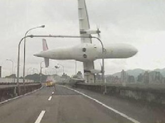 Авиакатастрофа на Тайване 04.02.2015: крушение самолета попало на видео (видео)