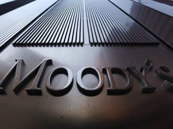 Moody"s понизило суверенный кредитный рейтинг России до «мусорного» уровня