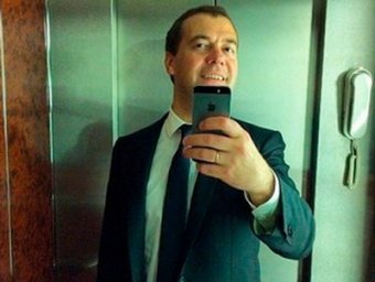 Информацию с трех iPhone Дмитрия Медведева продают за  тысяч