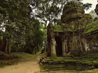 Американки устроили обнажённую фотосессию в храме Камбоджи