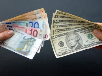 Курс доллара и евро 5 февраля подскочили почти на три рубля