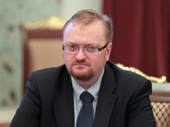 ЛГБТ-активистки устроили фотосессию на фоне депутата Милонова