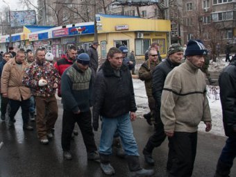 Ополченцы заставили прыгать украинских солдат, попавших в плен под Дебальцево