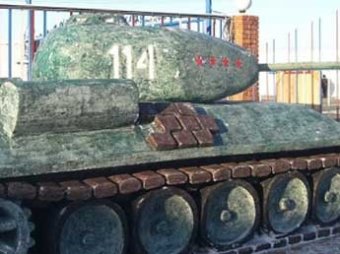 В Омске заключенные к 23 февраля слепили из снега полноразмерные Т-34 и "Тополь-М"