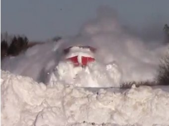 Видео с "бешеным поездом" в снегу стало хитом Интернета