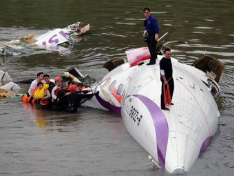 Крушение самолета в Тайване: пилот разбившегося ATR-72 трижды подавал сигнал тревоги (ВИДЕО)