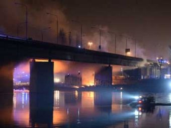 В центре Варшавы загорелся один из главных мостов Польши