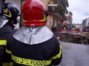 В Неаполе 400 человек эвакуированы из-за 10-метрового кратера на дороге