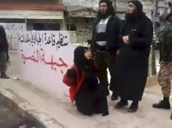 Боевики ИГИЛ убили женщину за то, что она вышла на улицу в красной куртке (ВИДЕО)