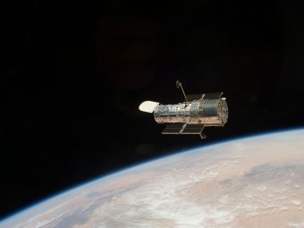 Телескоп Hubble сфотографировал "смайлик" в скоплении галактик