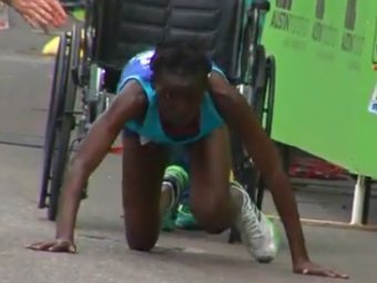 Участница марафона приползла к финишу третьей