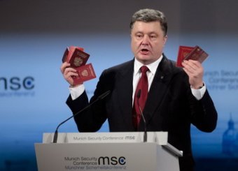 Порошенко показал в Мюнхене паспорта "российских военных" (видео)