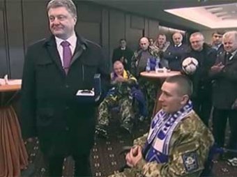 Сеть взорвало видео, как Порошенко подарил мяч безногому инвалиду АТО