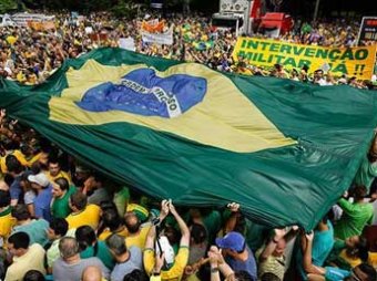 В Бразилии миллионы человек вышли на улицы, протестуя против президента Дилмы Русеф