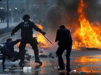 Франкфурт в огне: протестующие против политики ЕЦБ строят баррикады