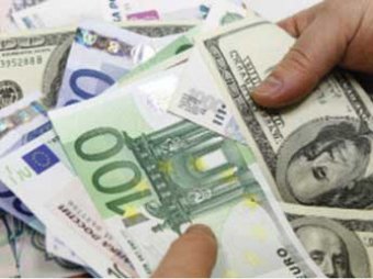 Впервые за два года россияне начали массово избавляться от валюты