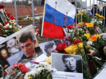 Неизвестные убрали все цветы и фотографии с места убийства Немцова в Москве