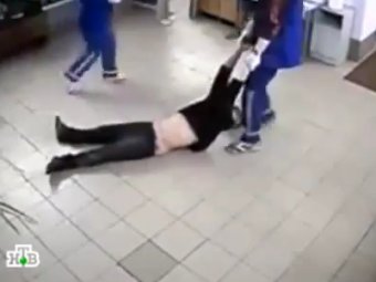Видео с врачами "скорой помощи" и избитым пациентом вызвало скандал в Петербурге
