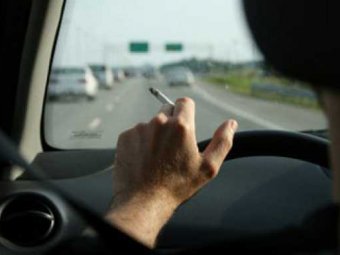 Водителям в России хотят запретить курить за рулём